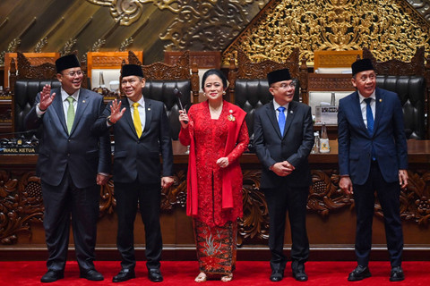 Ketua DPR Puan Mahrani (tengah) bersama Wakil Ketua DPR mengangkat palu pimpinan usai terpilih saat Rapat Paripurna Pemilihan Pimpinan DPR 2024-2029 di Gedung Nusantara II, Jakarta, Selasa (1/10/2024). Foto: Indrianto Eko Suwarso/ANTARA FOTO