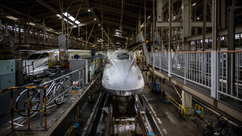 Anggota staf membersihkan bagian depan kereta di depo JR Central Shinkansen di distrik Shinagawa, Tokyo. Foto: Philip FONG / AFP