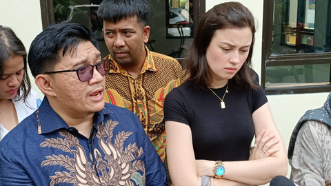 Kimberly Ryder usai jalani sidang cerai di pengadilan Agama Jakarta Pusat, Rabu (2/10). Foto: Aprilandika Pratama/kumparan