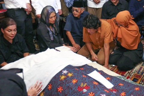 Musisi Ikang Fawzi berserta keluarga saat menemani jenazah istrinya Marissa Haque di kediaman di kawasan Tangerang Selatan, Rabu, (2/10/2024). Foto: Agus Apriyanto