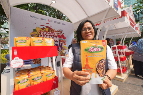 Ketua Kelompok Pisang Sale Mades, Ni Made Suryani membawa produknya pada Bazaar UMKM BRILiaN. Foto: Dok. BRI