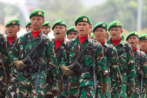 Pasukan  TNI berlatih baris berbaris jelang puncak acara HUT TNI. Foto: Iqbal Firdaus/kumparan