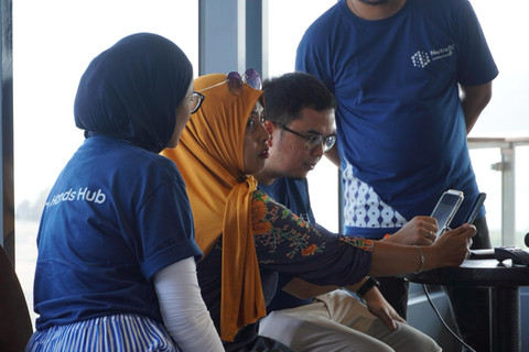 Trainer digital marketing Niko Ariansyah (ketiga dari kiri), saat memberikan materi dan praktik langsung dengan UMKM Lombok saat pelatihan 