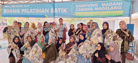 PNM menggelar pelatihan membatik dengan teknik modern ecoprint untuk pelaku usaha batik di Kampung Madani Desa Gandusari, Magelang. Foto: Dok. PNM