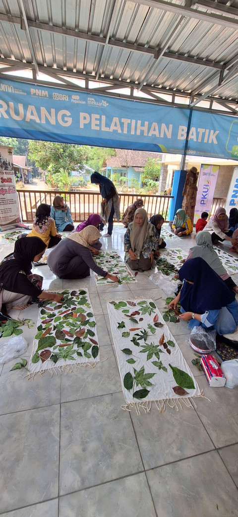 Para pelaku usaha saat mengikuti pelatihan membatik dengan teknik modern ecoprint yang digelar PNM di Kampung Madani Desa Gandusari, Magelang. Foto: Dok. PNM