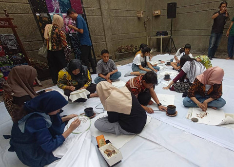 Keseruan Anak-anak Disabilitas di Surabaya Membatik di Kain Sprei Bekas