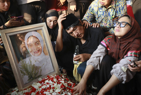 Musisi Ikang Fawzi beserta keluarga saat mengantarkan jenazah istrinya Marissa Haque di TPU Tanah Kusir, Jakarta, Rabu, (2/10/2024). Foto: Agus Apriyanto
