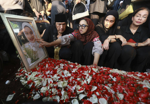 Musisi Ikang Fawzi beserta keluarga saat mengantarkan jenazah istrinya Marissa Haque di TPU Tanah Kusir, Jakarta, Rabu, (2/10/2024). Foto: Agus Apriyanto