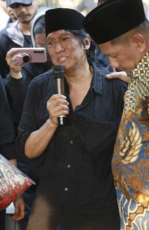 Musisi Ikang Fawzi beserta keluarga saat mengantarkan jenazah istrinya Marissa Haque di TPU Tanah Kusir, Jakarta, Rabu, (2/10/2024). Foto: Agus Apriyanto