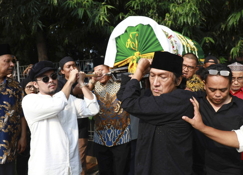 Musisi Ikang Fawzi beserta keluarga saat mengantarkan jenazah istrinya Marissa Haque di TPU Tanah Kusir, Jakarta, Rabu, (2/10/2024). Foto: Agus Apriyanto Foto: Agus Apriyanto