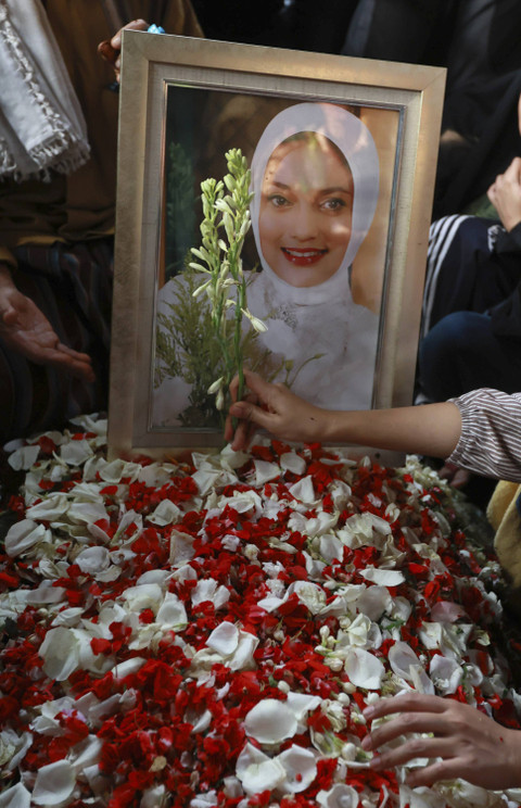 Musisi Ikang Fawzi beserta keluarga saat mengantarkan jenazah istrinya Marissa Haque di TPU Tanah Kusir, Jakarta, Rabu, (2/10/2024). Foto: Agus Apriyanto Foto: Agus Apriyanto