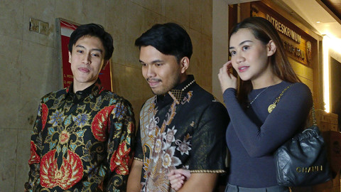 Aaliyah Massaid Didampingi Thariq Halilintar Usai Jalani Mediasi di Polda Metro Jaya, Rabu (2/10/2024). Foto: Aprilandika Pratama/kumparan