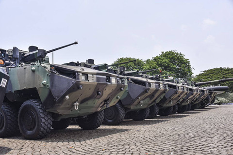 Wakil Menteri Pertahanan Republik Indonesia (Wamenhan RI), M. Herindra menyerahkan alpalhankam produksi PT Pindad kepada Panglima TNI, Jenderal TNI Agus Subiyanto yang laksanakan di Monas, Rabu (2/10/2024). Foto: Dok. Istimewa
