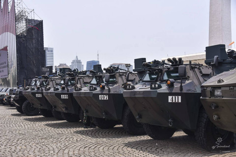 Wakil Menteri Pertahanan Republik Indonesia (Wamenhan RI), M. Herindra menyerahkan alpalhankam produksi PT Pindad kepada Panglima TNI, Jenderal TNI Agus Subiyanto yang laksanakan di Monas, Rabu (2/10/2024). Foto: Dok. Istimewa