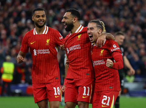 Selebrasi Cody Gakpo, Mohamed Salah, dan Kostas Tsimikas saat Liverpool vs Bologna dalam matchday kedua Liga Champions 2024/25 di Stadion Anfield, Inggris, Kamis (3/10) dini hari WIB. Foto: Action Images via Reuters/Lee Smith