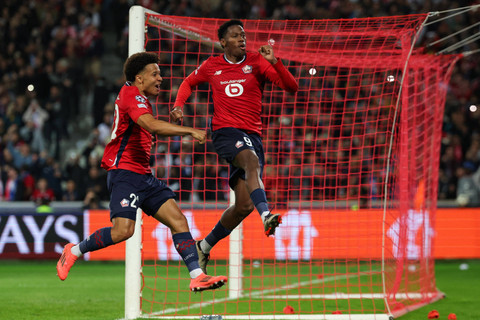 Selebrasi pemain Lille Jonathan David usai mencetak gol ke gawang Real Madrid pada pertandingan Liga Champions di Decathlon Arena Stade Pierre-Mauroy, Prancis, Rabu (2/10/2024). Foto: FRANCK FIFE / AFP