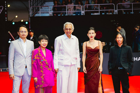 Momen red carpet pemain film Tale of the Land di Busan International Film Festival 2024. Foto: Arman Febryan
