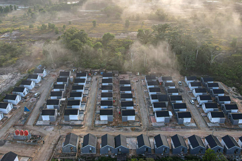 Deretan rumah yang masih dalam tahap pembangunan perumahan di Kendari, Sulawesi Tenggara, Kamis (3/10/2024). Foto: ANTARA FOTO/Andry Denisah