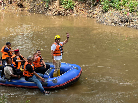 Cagub Jakarta Ridwan Kamil susuri Sungai Ciliwung di Condet, Jakarta Timur pada Kamis (3/10). Foto: Abid Raihan/kumparan