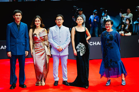 Momen red carpet pemain film Crocodile Tears di Busan International Film Festival 2024. Foto: Arman Febryan