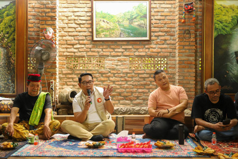Calon Gubernur Jakarta Ridwan Kamil mengunjungi Padepokan Condet Ciliwung, Jakarta Timur, Kamis (3/10/2024). Foto: Iqbal Firdaus/kumparan