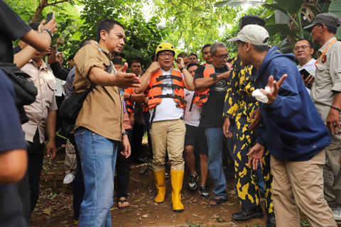 Calon Gubernur Jakarta Ridwan Kamil bersiap menaiki perahu saat menyusuri Sungai Ciliwung, Jakarta Timur, Kamis (3/10/2024). Foto: Iqbal Firdaus/kumparan