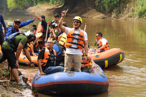 Calon Gubernur Jakarta Ridwan Kamil menaiki perahu saat menyusuri Sungai Ciliwung, Jakarta Timur, Kamis (3/10/2024). Foto: Iqbal Firdaus/kumparan