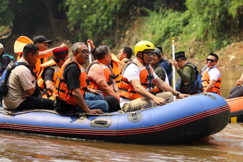 Calon Gubernur Jakarta Ridwan Kamil menaiki perahu saat menyusuri Sungai Ciliwung, Jakarta Timur, Kamis (3/10/2024). Foto: Iqbal Firdaus/kumparan