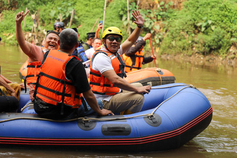 Calon Gubernur Jakarta Ridwan Kamil menaiki perahu saat menyusuri Sungai Ciliwung, Jakarta Timur, Kamis (3/10/2024). Foto: Iqbal Firdaus/kumparan