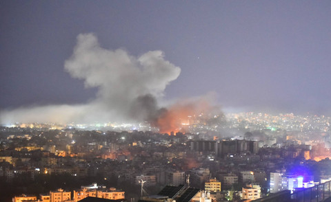 Asap mengepul dari lokasi serangan udara Israel yang menargetkan sebuah permukiman di pinggiran selatan Beirut, Lebanon, Kamis (3/10/2024). Foto: Fadel ITANI / AFP