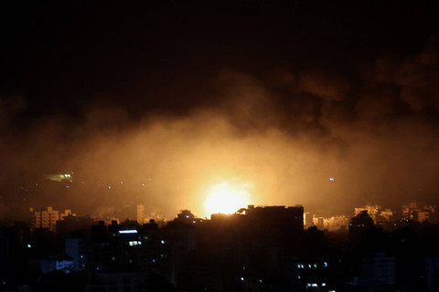 Asap mengepul dari lokasi serangan udara Israel yang menargetkan sebuah permukiman di pinggiran selatan Beirut, Lebanon, Kamis (3/10/2024). Foto: Amr Abdallah Dalsh/ REUTERS