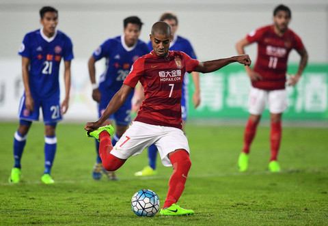 Penyerang naturalisasi Timnas China, Alan Carvalho. Foto: STR/AFP