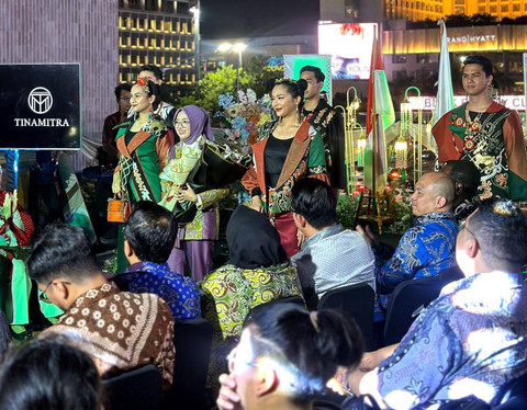 Untuk semakin menggelorakan perayaan Hari Batik Nasional, Himpunan Pengusaha Muda Indonesia (HIPMI Jaya) berkolaborasi dengan TransJakarta dan Batik Putera Ningrat menggelar peragaan busana batik. Foto: Dok. Istimewa