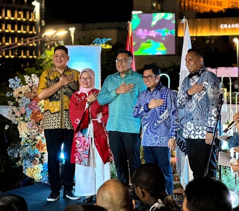 Untuk semakin menggelorakan perayaan Hari Batik Nasional, Himpunan Pengusaha Muda Indonesia (HIPMI Jaya) berkolaborasi dengan TransJakarta dan Batik Putera Ningrat menggelar peragaan busana batik. Foto: Dok. Istimewa