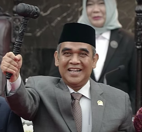 Ketua MPR Ahmad Muzani terima palu setelah dilantik, Kamis (3/10/2024). Foto: MPR RI