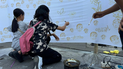 Kegiatan membatik massal oleh 800 anak-anak di halaman TBY, Rabu (2/10). Foto: Dian Rahmawan/Pandangan Jogja