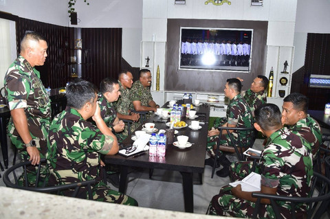 Wakil Gubernur Akademi Militer (Akmil) Brigjen TNI Sapto Widhi Nugroho menerima kunjungan Tentara Diraja Malaysia di Main Hall Akademi Militer, Magelang. Foto: Akmil