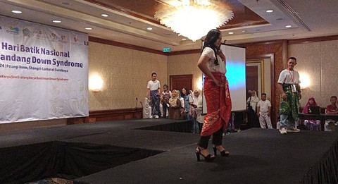 Fashion Show Anak-anak Down Syndrome Pakai Batik Buatan Sendiri