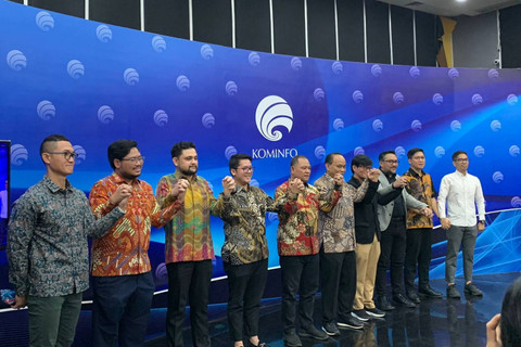 Menteri Kominfo Budi Arie Setiadi konfrensi pers soal deklarasi Pilkada 2024 tanpa hoaks bersama sejumlah stakeholder di Kantor Kominfo, Jakarta pada Kamis (3/10/2024). Foto: Luthfi Humam/kumparan