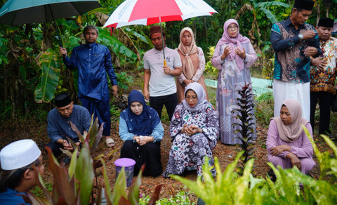 Calon Bupati Mempawah Erlina bertakziah ke makam Muhammad Pagi. Foto: Dok. Istimewa