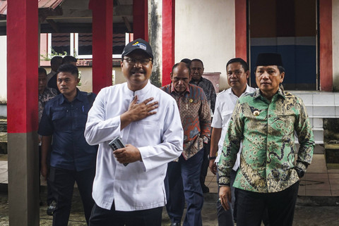 Menteri Sosial Saifullah Yusuf alias Gus Ipul sebelum menyalurkan bantuan kepada masyarakat miskin dan rentan saat melakukan kunjungan kerja di Ambon, Maluku, Kamis (3/10/2024). Foto: Darryl Ramadhan/kumparan
