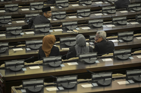 Sejumlah anggota MPR mengikuti sidang paripurna pelantikan pimpinan MPR di Gedung Nusantara, kompleks Parlemen, Senayan, Jakarta, Kamis (3/10/2024). Foto: Fauzan/ANTARA FOTO