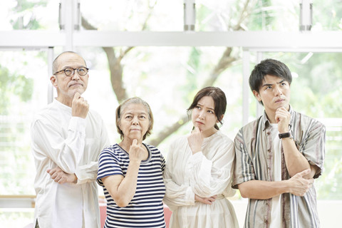 Ilustrasi Generasi Sandwich. Foto: mapo_japan/Shutterstock