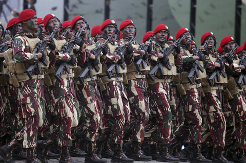 Sejumlah prajurit TNI berbaris dalam gladi bersih Hari Ulang Tahun (HUT) ke-79 Tentara Nasional Indonesia (TNI) di Lapangan Silang Monumen Nasional (Monas), Gambir, Jakarta Pusat, Kamis (3/10/2024). Foto: Muhammad Iqbal/ANTARA FOTO