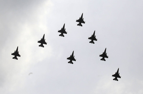 Delapan pesawat tempur F-16 Fighting Falcon TNI AU melakukan flypass dalam gladi bersih Hari Ulang Tahun (HUT) ke-79 Tentara Nasional Indonesia (TNI) di Lapangan Silang Monumen Nasional (Monas), Gambir, Jakarta Pusat, Kamis (3/10/2024). Foto: Muhammad Iqbal/ANTARA FOTO