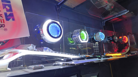 Lampu modifikasi yang dijual di Berkah Auto di MGK, Kemayoran. Foto: Fitra Andrianto/kumparan