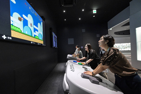 Pengunjung memainkan sebuah game di Museum Nintendo yang terletak di dalam pabrik tua yang telah direnovasi, selama pratinjau media di pinggiran kota Kyoto. Foto: Richard A. Brooks / AFP