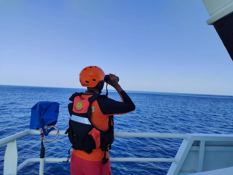 Petugas mencari Catol Colleen Monfore wanita berkebangsaan Amerika Serikat (AS) dilaporkan hilang saat melakukan diving di perairan laut Pulau Reong, Kecamatan Wetar Utara, Kabupaten Maluku Barat Daya (MBD), Provinsi Maluku.  Foto: Dok. Istimewa