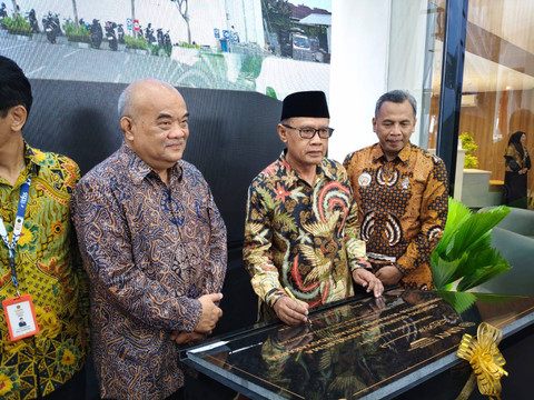 Ketum PP Muhammadiyah Haedar Nashir saat meresmikan gedung UMY Student Dormitory dan Djarnawai Hadikusuma di Universitas Muhammadiyah Yogyakarta (UMY), Kabupaten Bantul, Jumat (4/10). Foto: Panji/kumparan