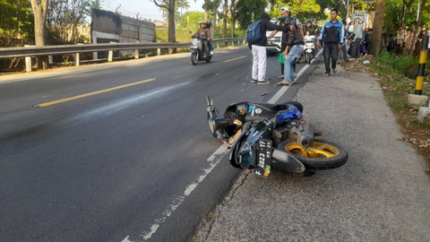 Motor yang jatuh karena oli di jalan. Dok: kumparan.